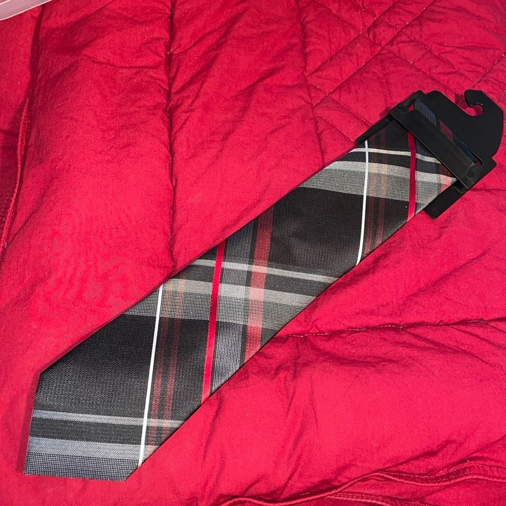Arrow Men’s Tie NWT black, red & white stripe geometric pattern 100% Polyester